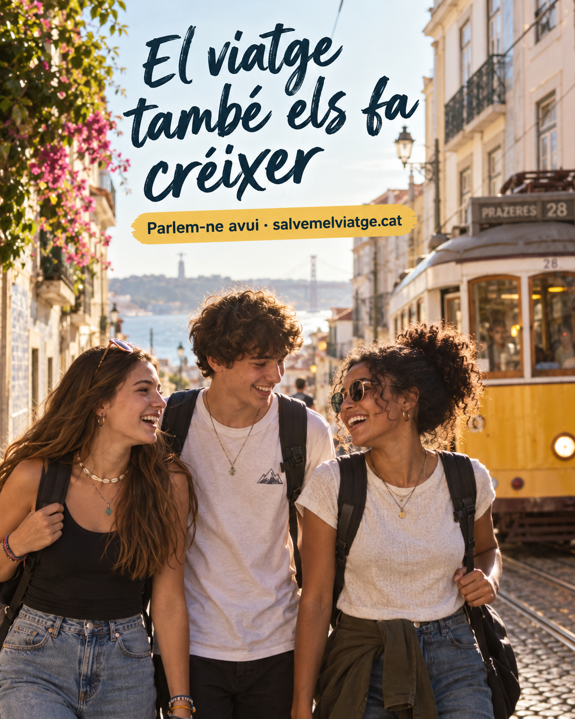 Tres joves amb motxilles davant d’un tramvia a Lisboa. El viatge també els fa créixer. Parlem-ne avui: salvemelviatge.cat.